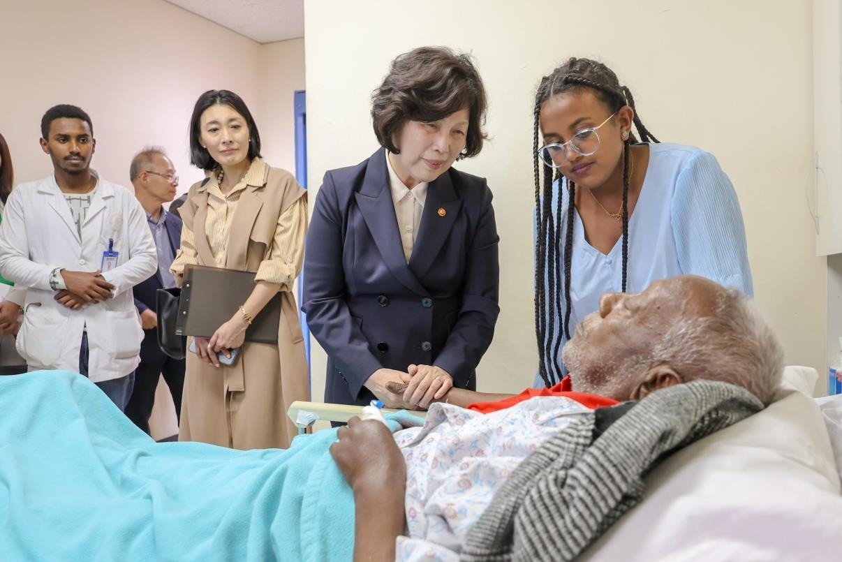 본문 이미지 - 강정애 국가보훈부 장관이 에티오피아 명성기독병원에 입원 중인 일마 발라쵸&#40;93&#41; 참전용사를 위문하고 있다.&#40;국가보훈부 제공&#41;