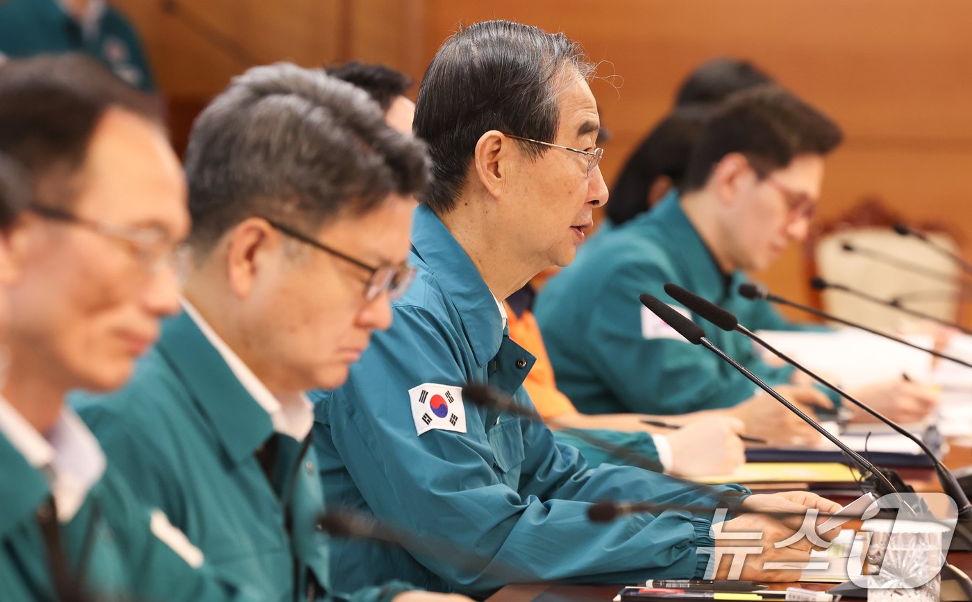 본문 이미지 - 한덕수 국무총리가 7일 서울 종로구 정부서울청사에서 열린 의사집단행동 중앙재난안전대책본부 회의에서 모두발언을 하고 있다. 2024.8.7/뉴스1 ⓒ News1 허경 기자