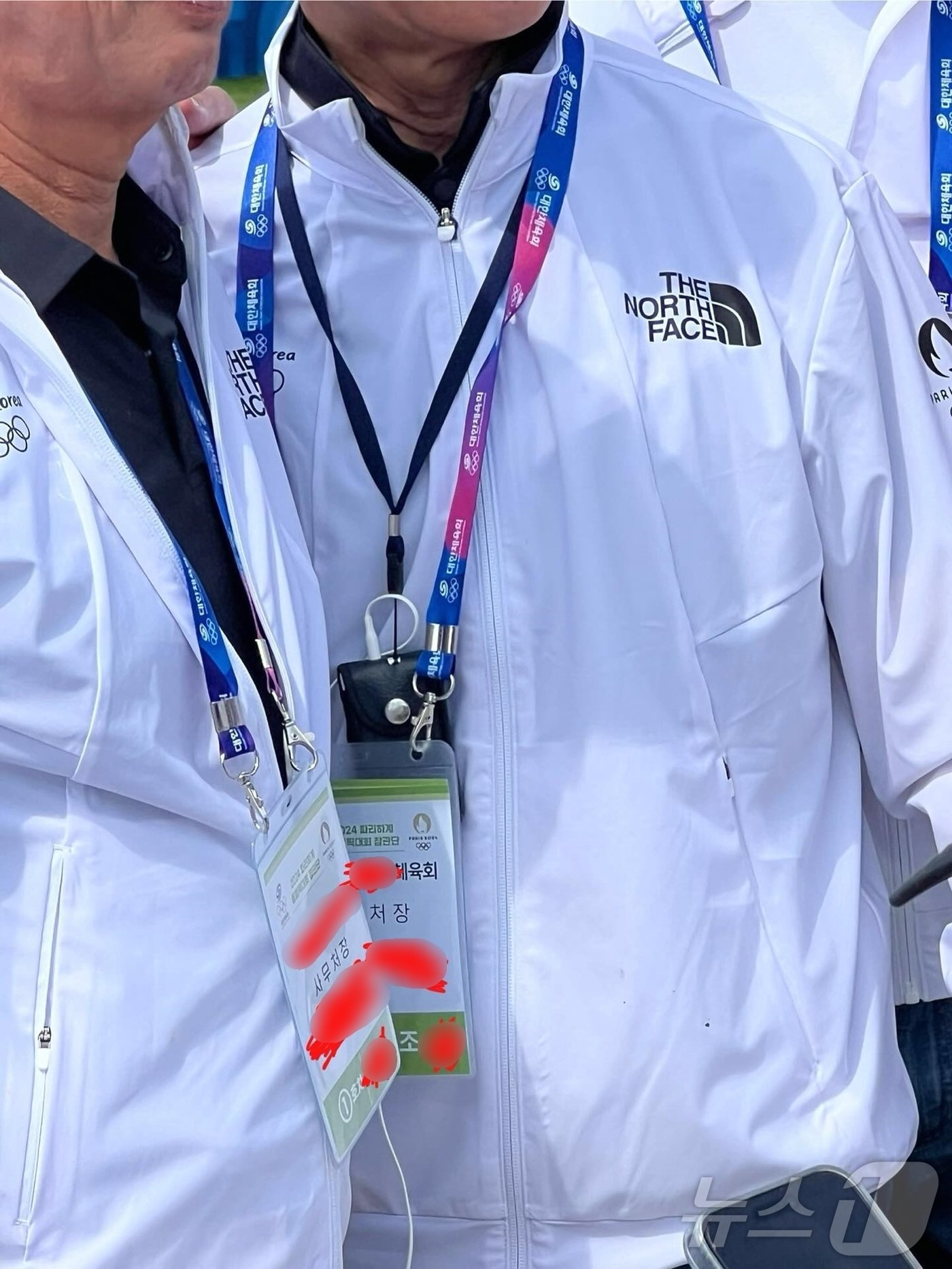 '○○체육회'라고 적힌 이름표를 목에 건 중년 남성들이 2024 파리 올림픽 양궁 남자 개인전 경기에서 민폐 행동을 이어갔다는 주장이 제기됐다. (온라인 커뮤니티)