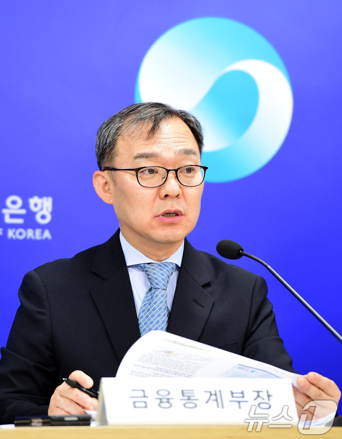 본문 이미지 - 송재창 한은 금융통계부장이 2024년 6월 국제수지 주요 특징을 설명하고 있다. /뉴스1