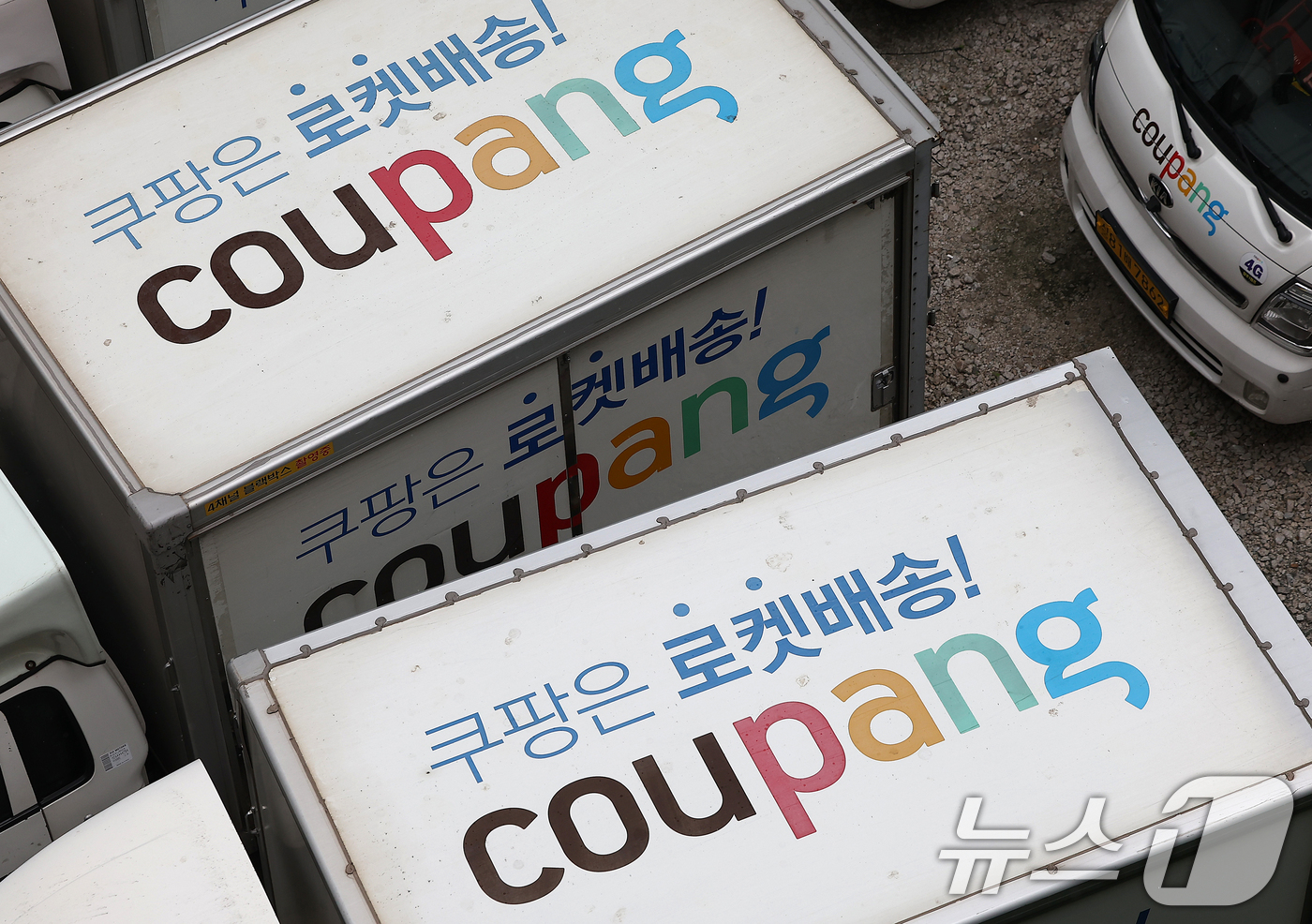 (서울=뉴스1) 김진환 기자 = 쿠팡 와우 멤버십 회원의 월간 회비가 기존 4,990원에서 7,890원으로 2,900원 인상된 7일 서울 중구의 한 주차장에 쿠팡 배달 차량이 주차 …