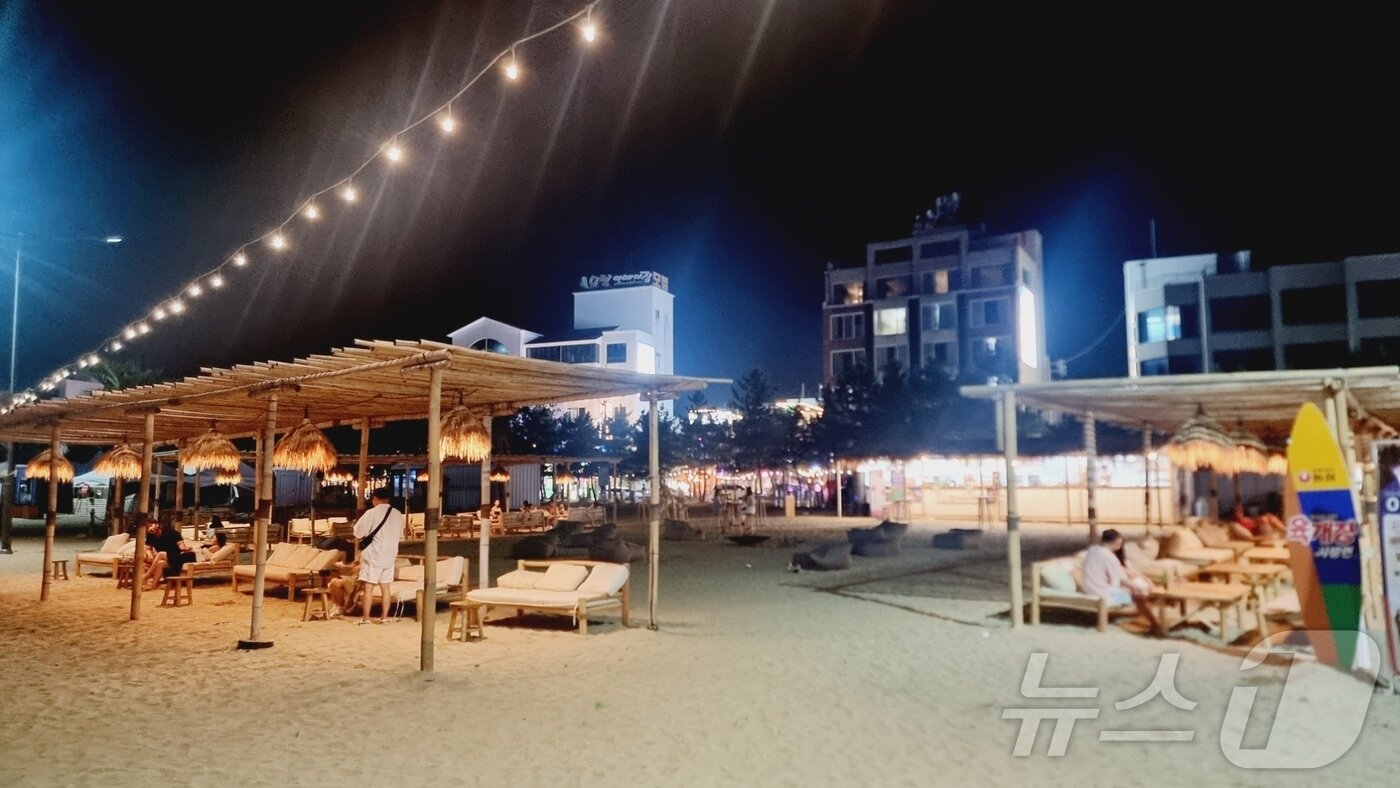 본문 이미지 - 6일 오후 강원 양양군 현남면 인구 해수욕장에서 '2024 뉴스1 썸머 브랜드 페스타'가 열리고 있다. 사진은 부스 한쪽에 위치한 소파 좌석들. 2024.8.7/뉴스1 ⓒ News1 이형진 기자