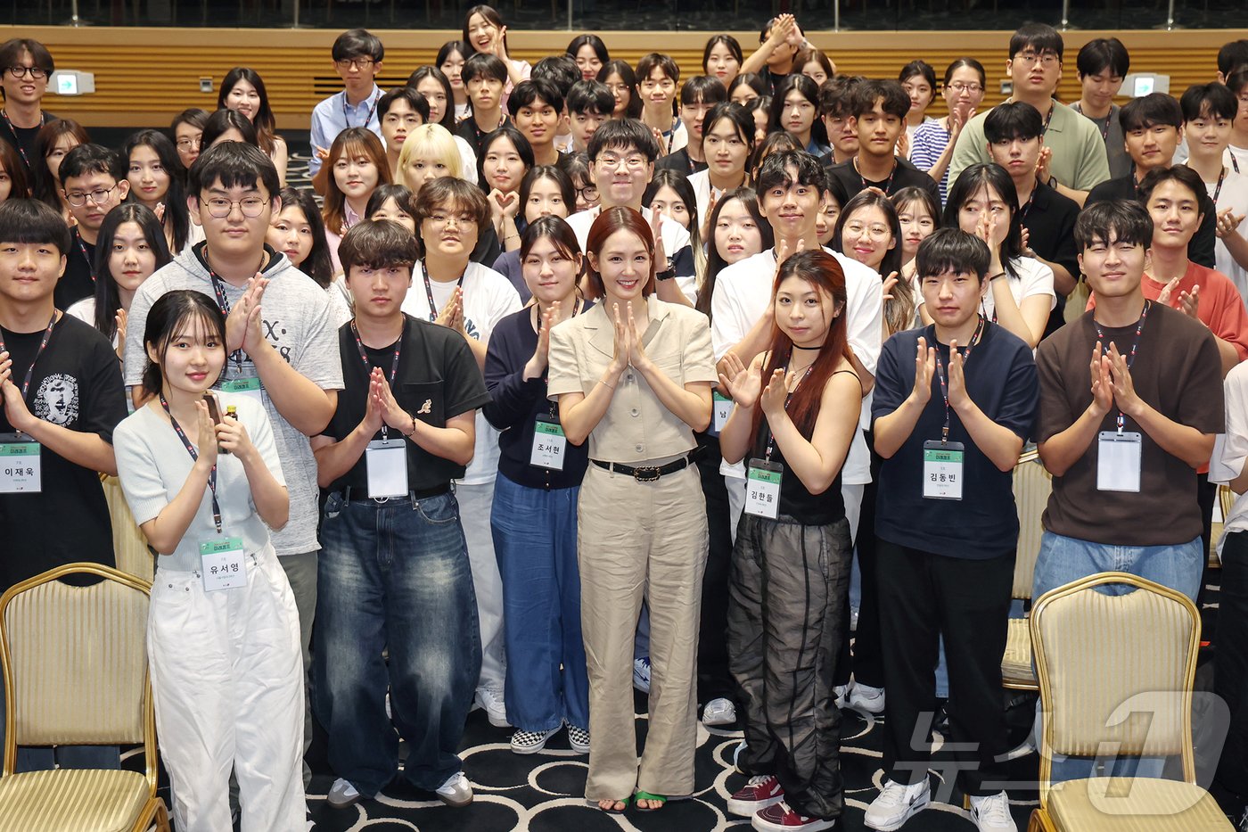 방송인 겸 배우로 활동 중인 오정연 전 KBS 아나운서가 7일 서울 종로구 SC제일은행 본사 4층 강당에서 열린 &#39;2024 뉴스1 대학생 미래캠프&#39;에 특강자로 나서 대학생들과 기념촬영을 하고 있다. 2024.8.7/뉴스1 ⓒ News1 민경석 기자