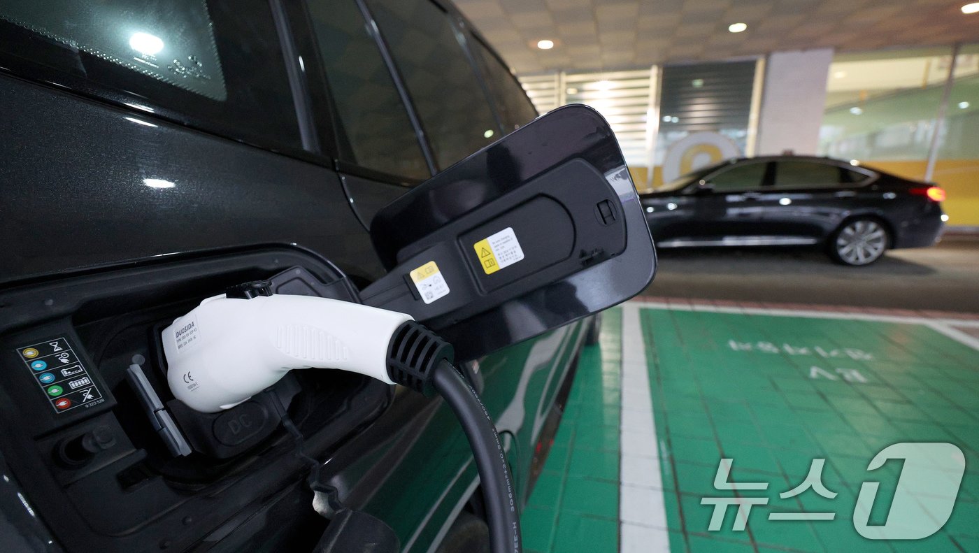 본문 이미지 - 7일 오전 경기 과천의 한 상업시설 지하주차장 앞 전기차 충전소에서 차량이 충전 중에 있다. 2024.8.7/뉴스1 ⓒ News1 장수영 기자
