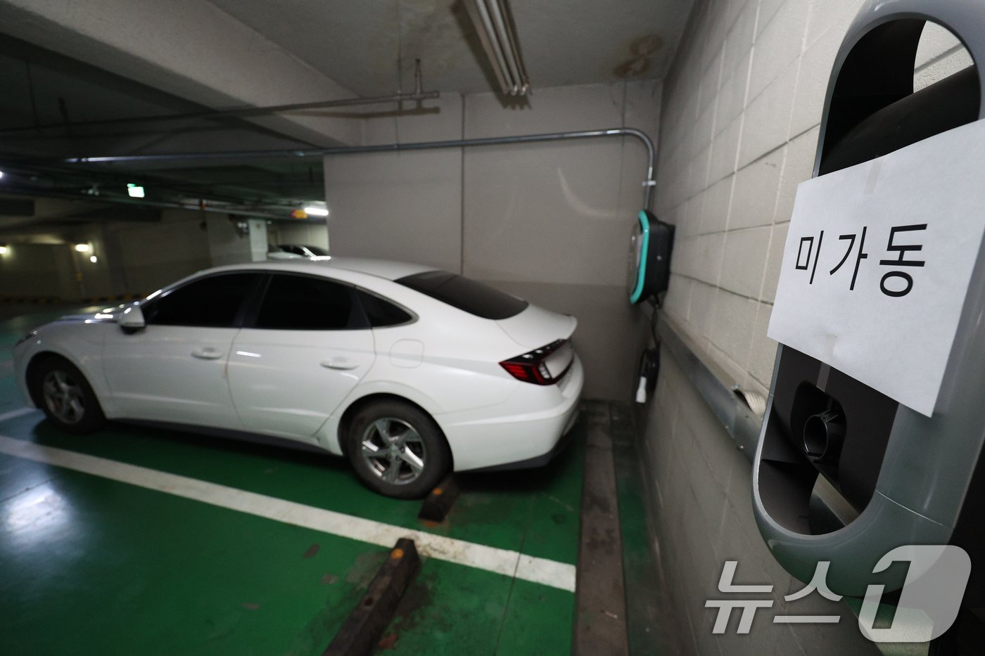 본문 이미지 - 7일 오전 경기 과천의 한 상업시설 지하주차장에 설치된 전기차 충전소에 미가동 안내문이 붙어 있다. 2024.8.7/뉴스1 ⓒ News1 장수영 기자
