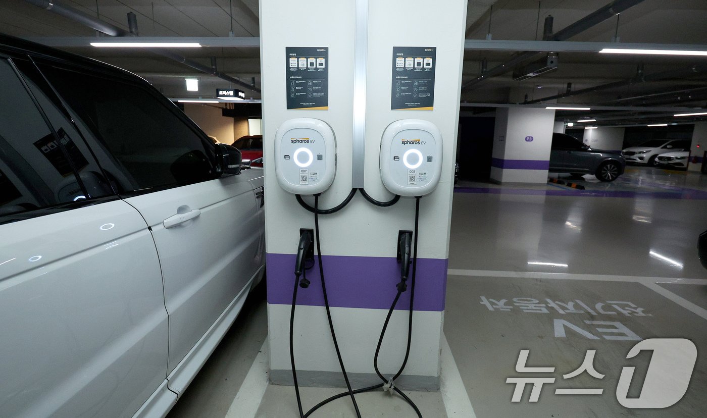 본문 이미지 - 7일 오전 경기 과천의 한 아파트 지하주차장에 전기차 충전소 시설이 설치돼 있다. 2024.8.7/뉴스1 ⓒ News1 장수영 기자