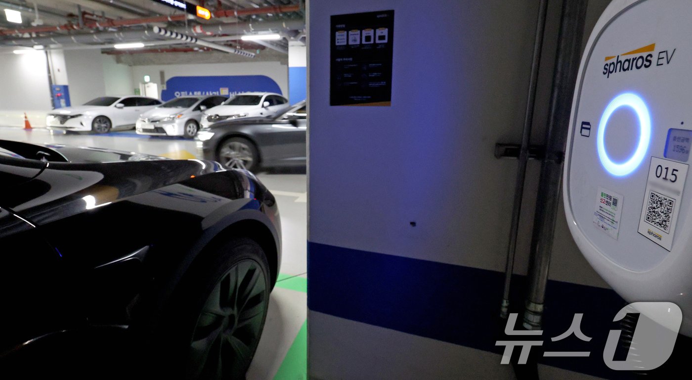 본문 이미지 - 7일 오전 경기 과천의 한 아파트 지하주차장 전기차 충전소에서 차량이 충전 중에 있다.  2024.8.7/뉴스1 ⓒ News1 장수영 기자