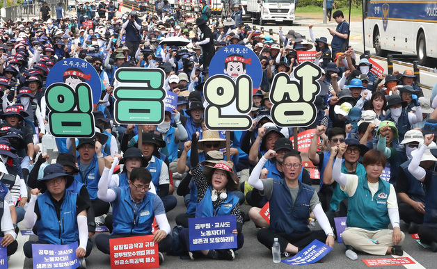 "26년째 25만원 수당 올려달라" 교사들 요구…'연 9000억+α' 재정 변수