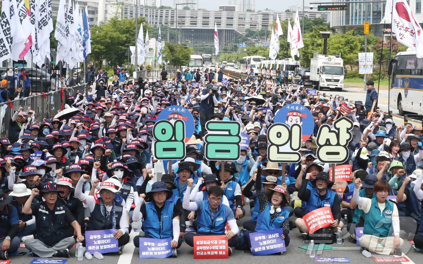 (세종=뉴스1) 김기남 기자 = 공무원노동조합총연맹(공노총)과  공무원·교원 생존권 쟁취 공동투쟁위(공투위) 조합원들이 7일 오전 세종시 정부세종청사 기획재정부 앞에서 열린 공무원 …