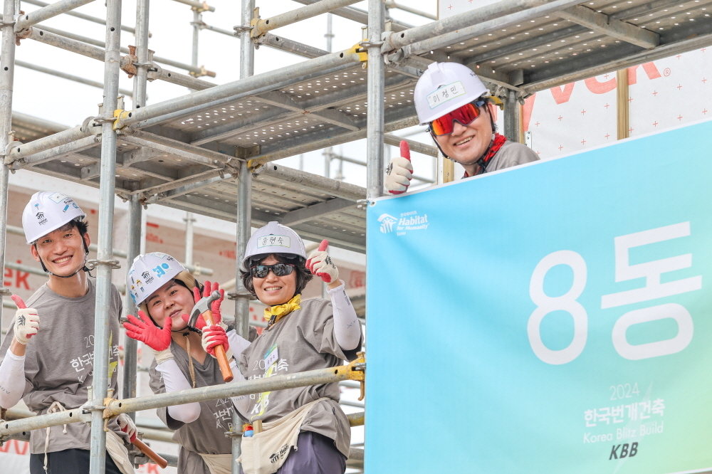 본문 이미지 - '2024 한국번개건축'에 참여한 봉사자들 / 사진=한국해비타트 제공