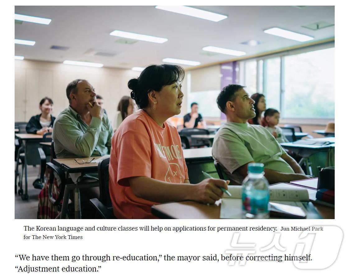 본문 이미지 - 한국어 수업 등 이주 정착을 위한 교육을 받는 고려인 동포들.2024.8.7/뉴스1