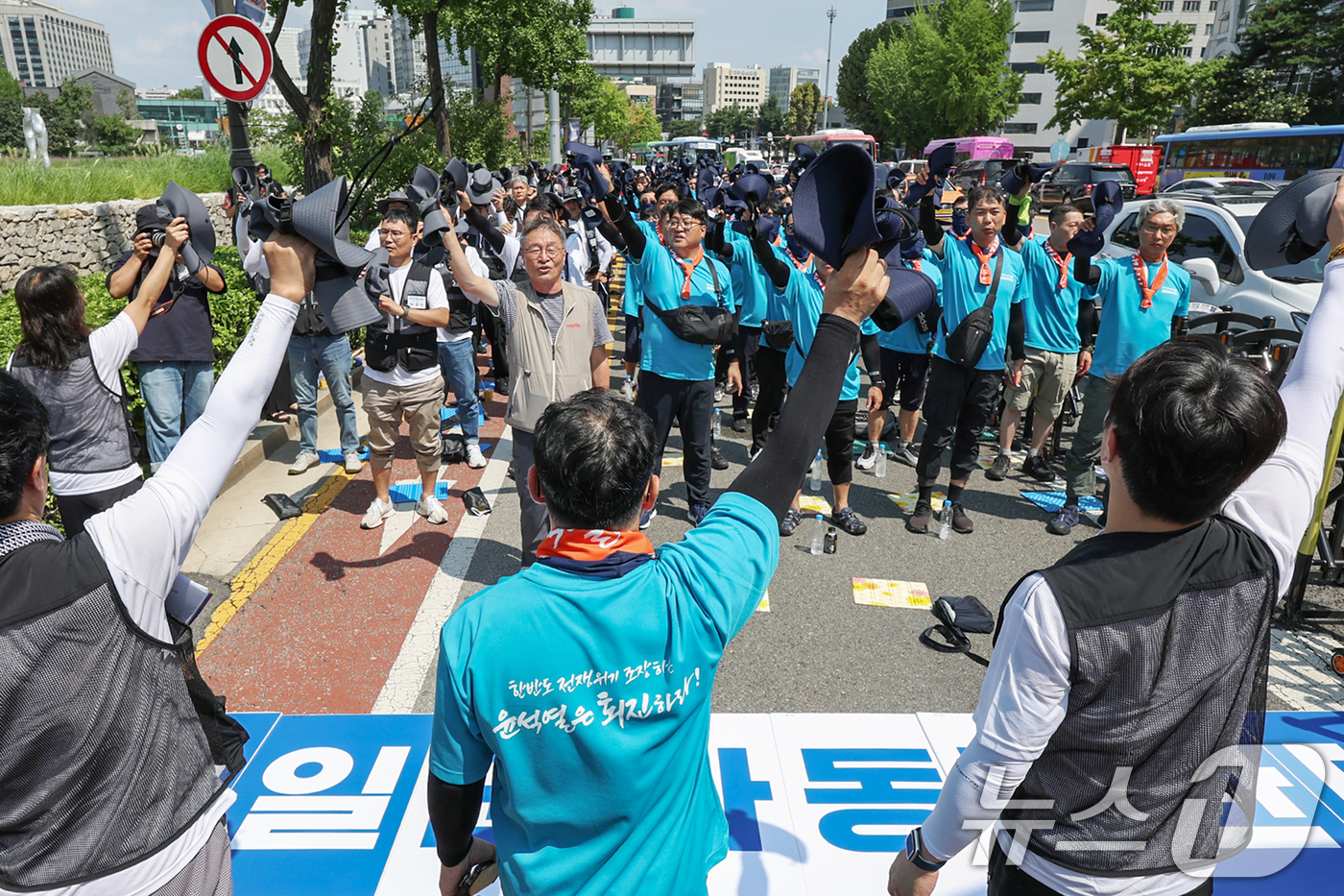 (서울=뉴스1) 민경석 기자 = 양대 노총(민주노총·한국노총) 조합원들로 구성된 통일선봉대 대원들이 7일 오후 서울 종로구 열린송현공원 앞에서 열린 '일본 군사대국화·역사왜곡·한미 …