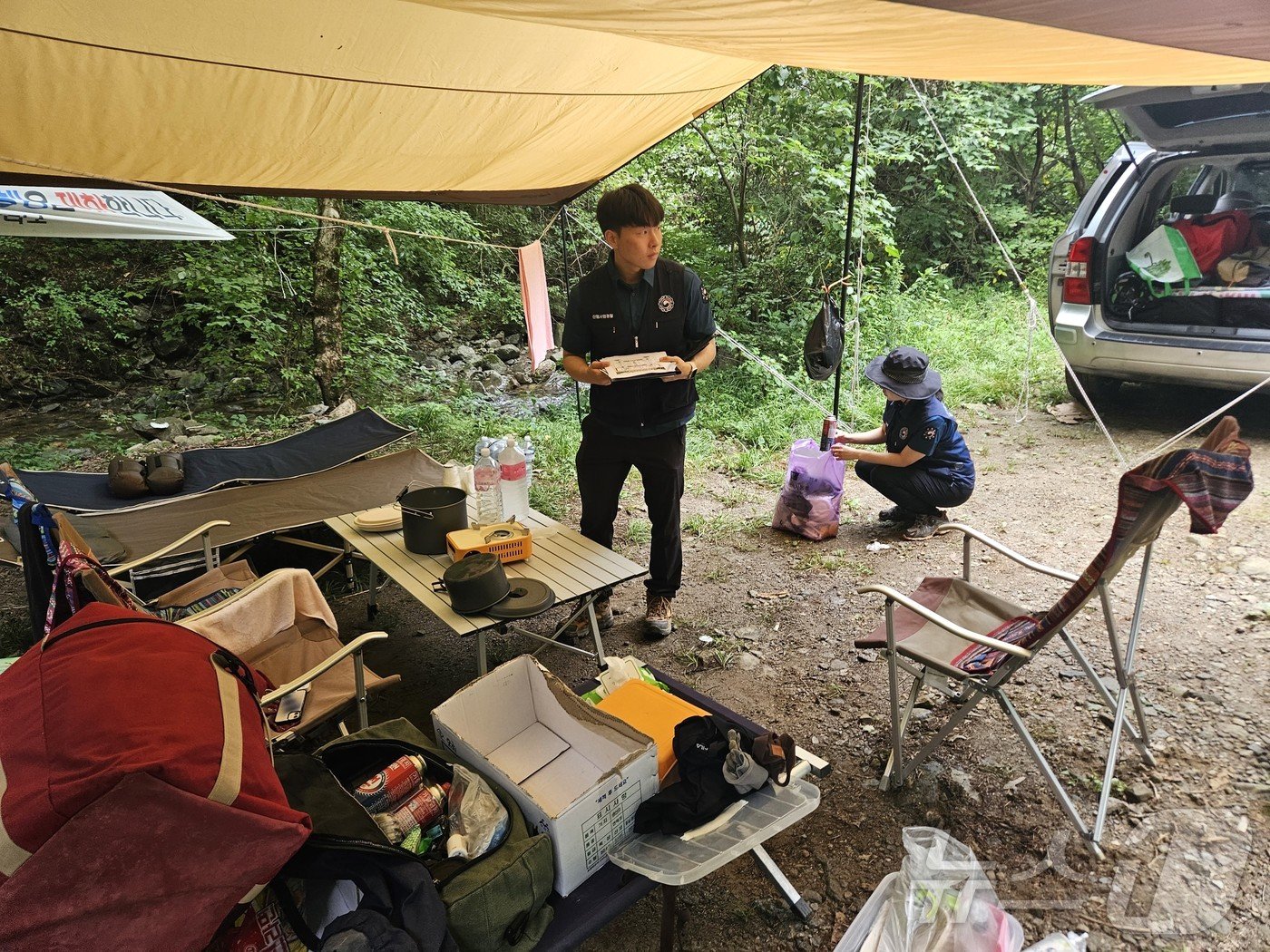 본문 이미지 -  7일 강원 홍천 북방면 도사곡리의 한 산간 계곡에 한 야영객이 쳐놓은 텐트에 취사용품이 발견되자 홍천국유림관리소 단속반들이 이를 확인 하고 있다.2024.8.7 한귀섭 기자