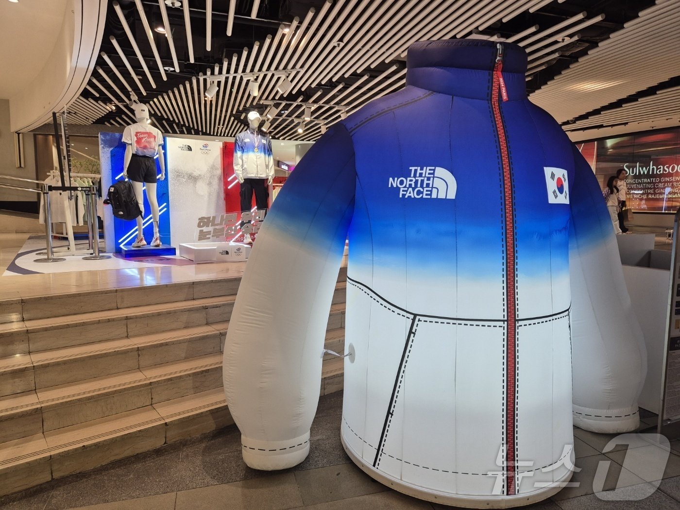 본문 이미지 - 서울 송파구 소재 롯데백화점 잠실점에서 열린 노스페이스 팀 코리아 팝업 스토어.ⓒ 뉴스1/김진희 기자.