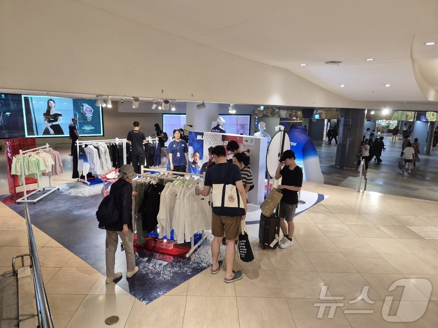 본문 이미지 - 서울 송파구 소재 롯데백화점 잠실점에서 열린 노스페이스 팀 코리아 팝업 스토어.ⓒ 뉴스1/김진희 기자.