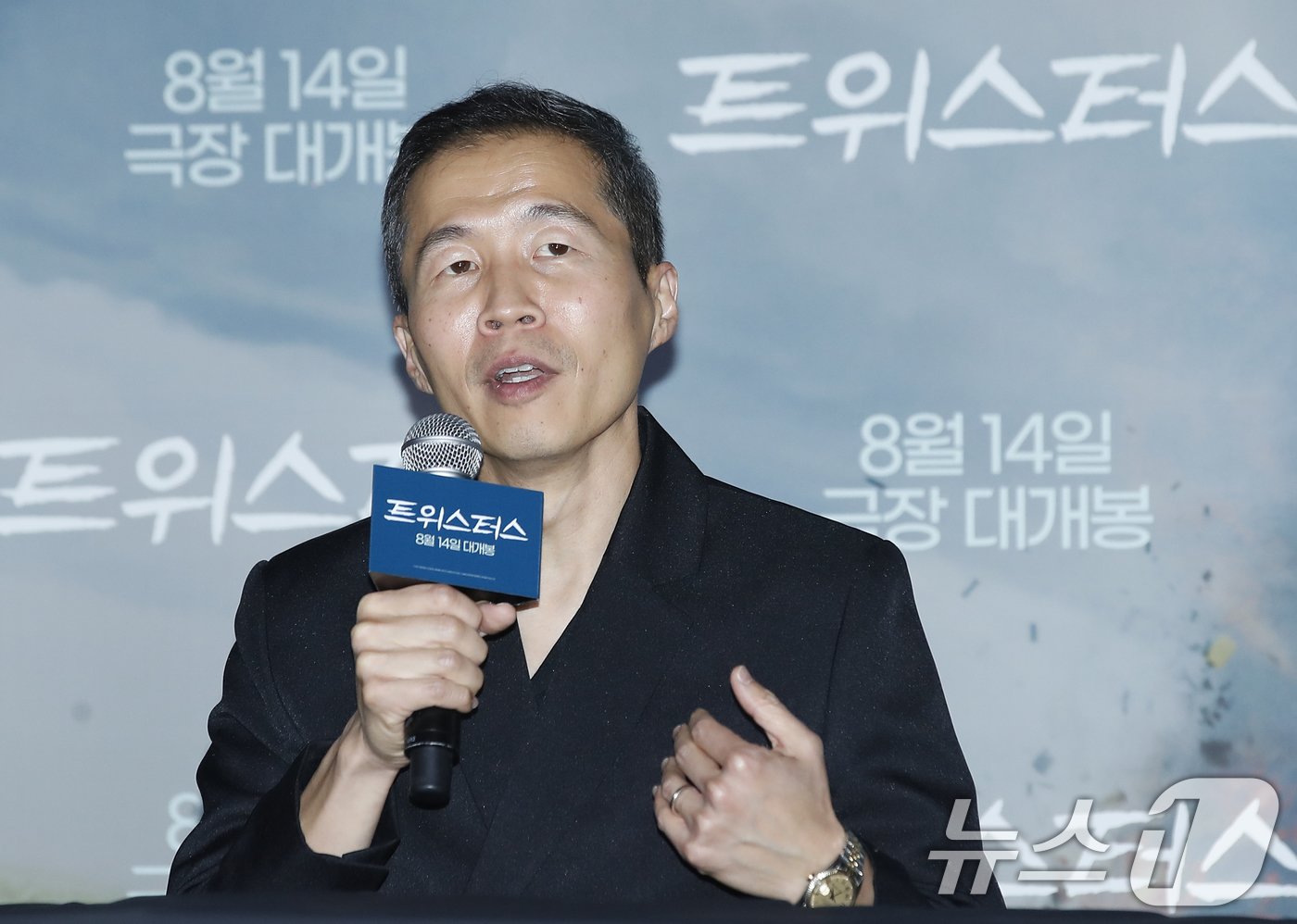 본문 이미지 - 정이삭 감독이 7일 서울 용산CGV에서 열린 영화 ‘트위스터스’ 기자간담회에서 인사말을 하고 있다. '트위스터스'는 폭풍을 쫓는 연구원 케이트와 논란을 쫓는 인플루언서 타일러가 인간이 만든 모든 것을 집어삼키는 역대급 토네이도에 맞서 정면 돌파에 나서는 과정을 그린 재난 블록버스터다. 2024.8.7/뉴스1 ⓒ News1 권현진 기자