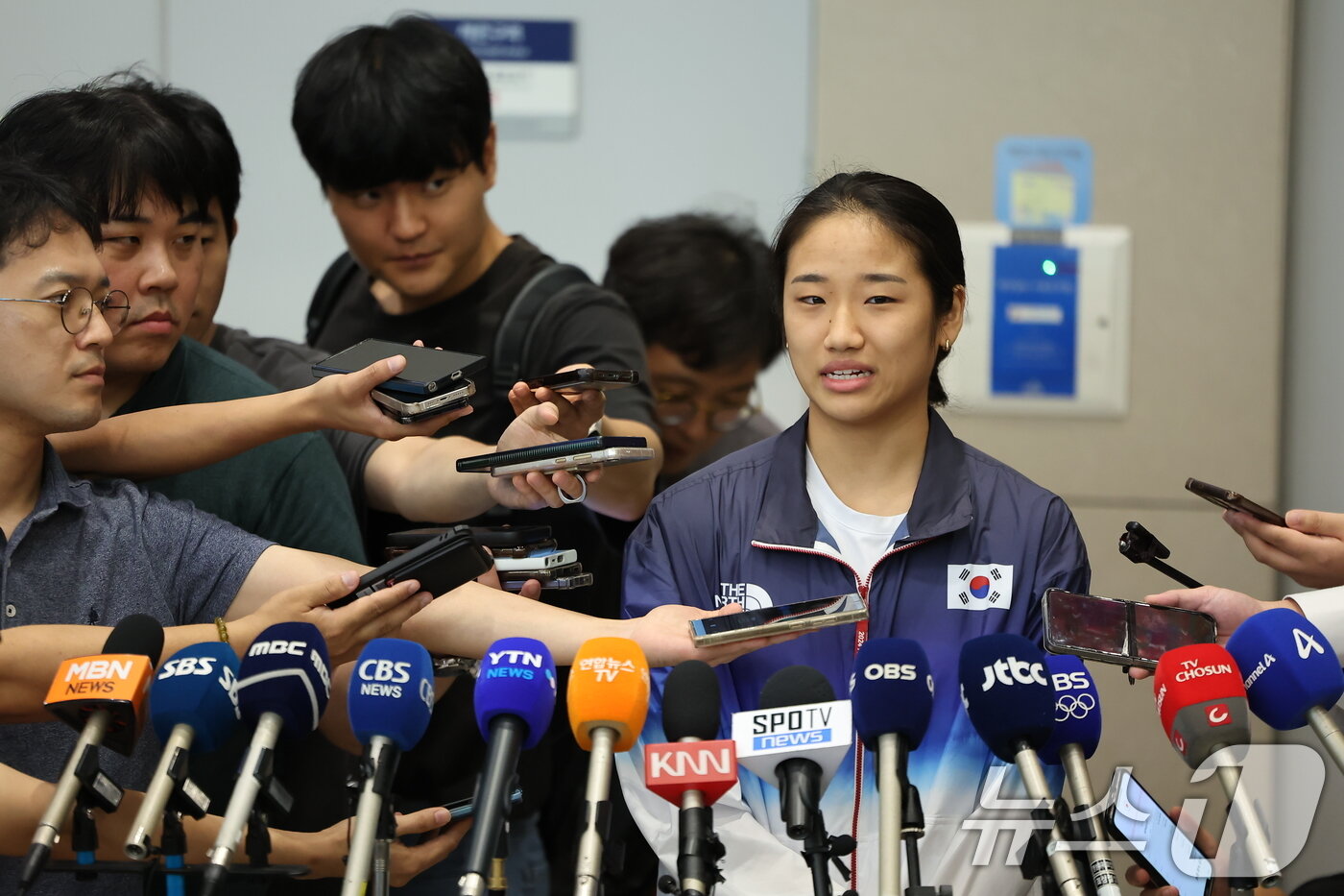 본문 이미지 - 2024 파리 올림픽 배드민턴 여자단식에서 금메달을 획득한 뒤 안세영이 7일 오후 인천공항을 통해 귀국, 취재진과 인터뷰 하고 있다. 안세영은 금메달 획득 후 대한배드민턴협회의 부조리를 지적하며 논란이 되고 있다. 2024.8.7/뉴스1 ⓒ News1 김도우 기자
