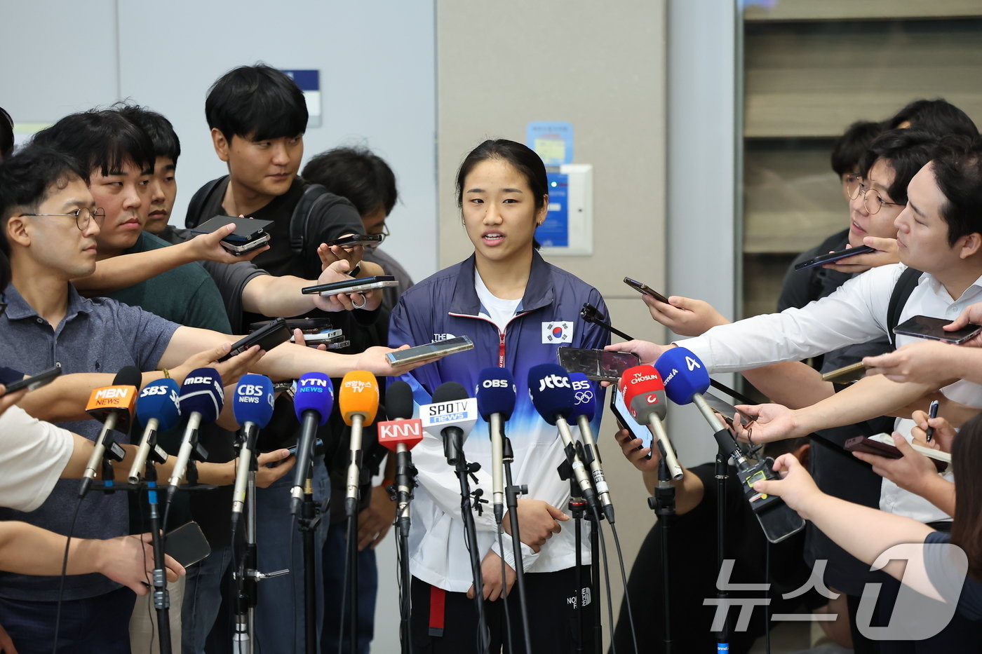 본문 이미지 - 2024 파리 올림픽 배드민턴 여자단식에서 금메달을 획득한 뒤 안세영이 7일 오후 인천공항을 통해 귀국, 취재진과 인터뷰 하고 있다. 안세영은 금메달 획득 후 대한배드민턴협회의 부조리를 지적하며 논란이 되고 있다. 2024.8.7/뉴스1 ⓒ News1 김도우 기자