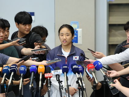 [영상] '금의환향' 안세영, '협회와의 갈등' 논란에 금메달 걸지 않고 귀국