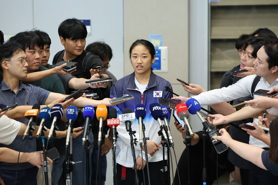 [영상] '금의환향' 안세영, '협회와의 갈등' 논란에 금메달 걸지 않고 귀국