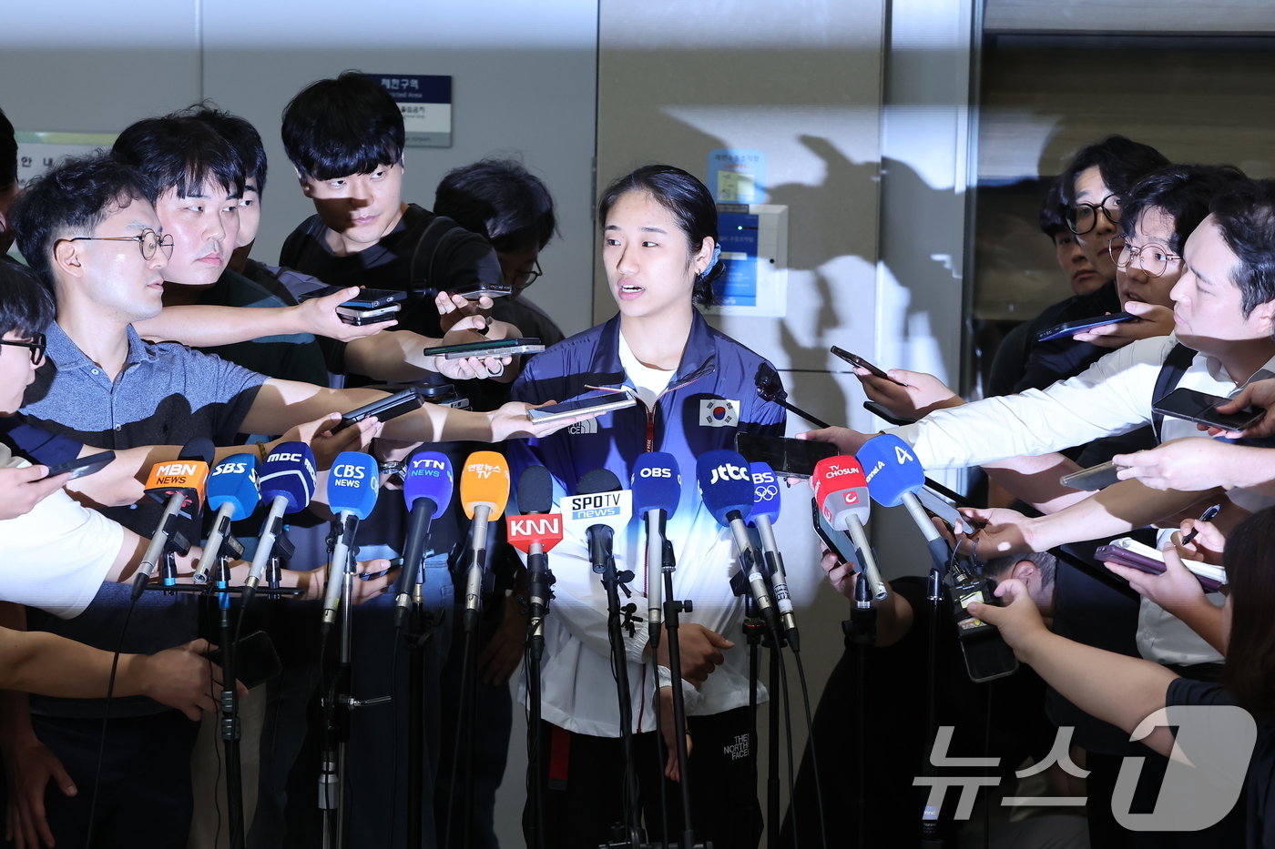 본문 이미지 - 2024 파리 올림픽 배드민턴 여자단식에서 금메달을 획득한 뒤 안세영이 7일 오후 인천공항을 통해 귀국, 취재진과 인터뷰 하고 있다. 안세영은 금메달 획득 후 대한배드민턴협회의 부조리를 지적하며 논란이 되고 있다. 2024.8.7/뉴스1 ⓒ News1 김도우 기자