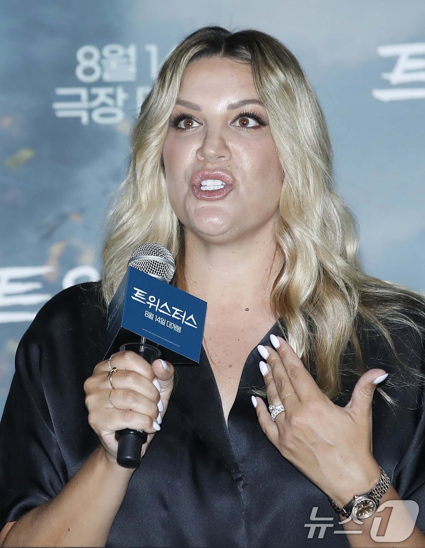 본문 이미지 - 애슐리 J, 샌드버그 제작 총괄 프로듀서가 7일 서울 용산CGV에서 열린 영화 ‘트위스터스’ 기자간담회에서 포즈를 취하고 있다. '트위스터스'는 폭풍을 쫓는 연구원 케이트와 논란을 쫓는 인플루언서 타일러가 인간이 만든 모든 것을 집어삼키는 역대급 토네이도에 맞서 정면 돌파에 나서는 과정을 그린 재난 블록버스터다. 2024.8.7/뉴스1 ⓒ News1 권현진 기자