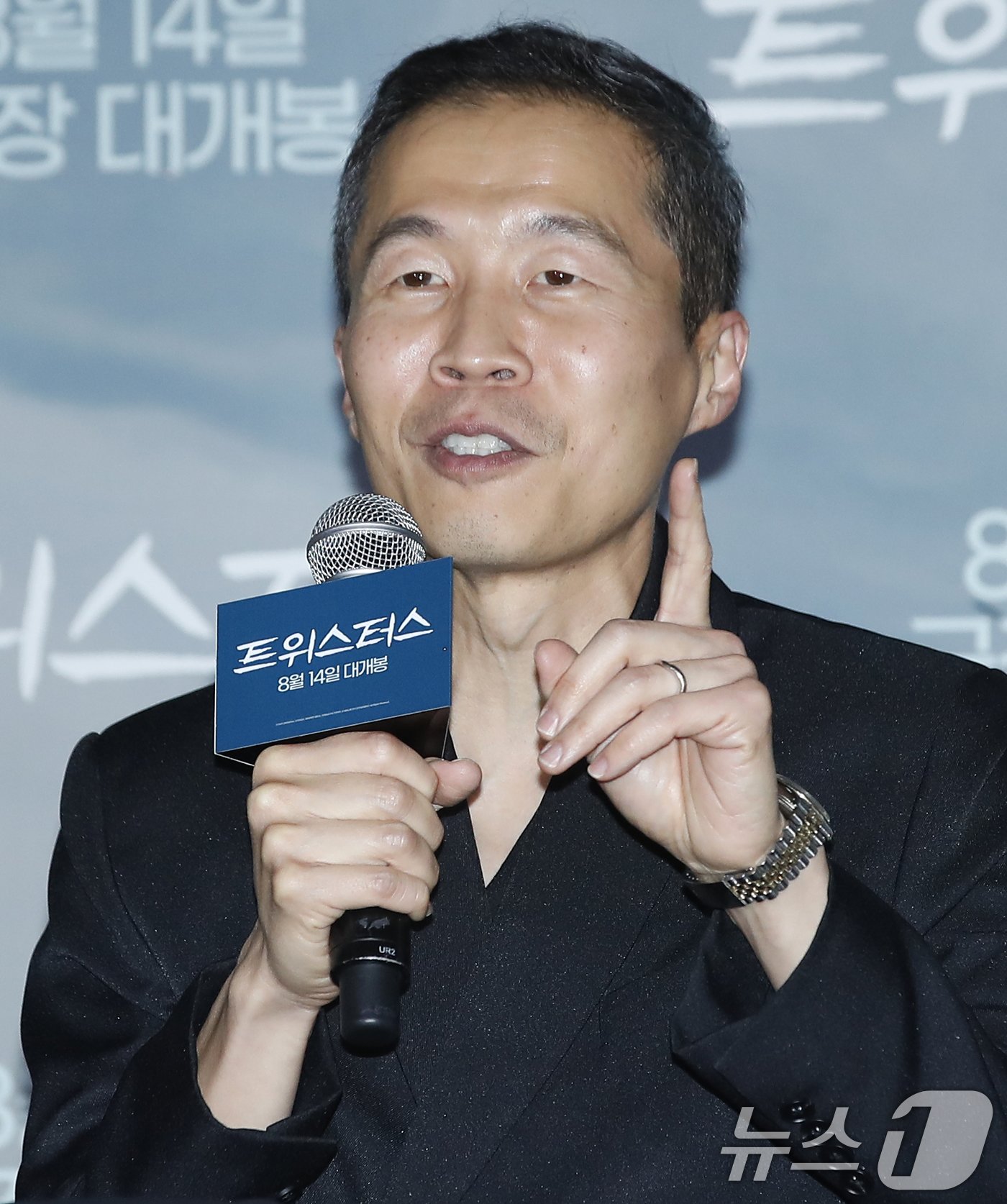 본문 이미지 - 정이삭 감독이 7일 서울 용산CGV에서 열린 영화 ‘트위스터스’ 기자간담회에서 인사말을 하고 있다. '트위스터스'는 폭풍을 쫓는 연구원 케이트와 논란을 쫓는 인플루언서 타일러가 인간이 만든 모든 것을 집어삼키는 역대급 토네이도에 맞서 정면 돌파에 나서는 과정을 그린 재난 블록버스터다. 2024.8.7/뉴스1 ⓒ News1 권현진 기자