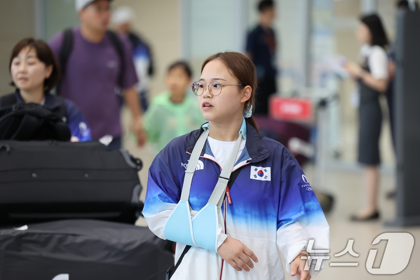 (인천공항=뉴스1) 김도우 기자 = 2024 파리 올림픽 체조 대표팀 여서정이 7일 오후 인천공항을 통해 귀국하고 있다. 2024.8.7/뉴스1