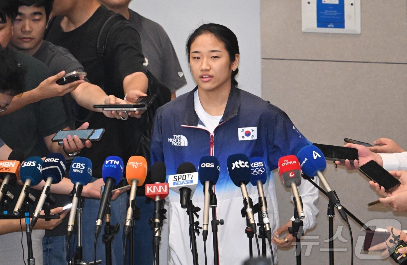 본문 이미지 - 2024 파리 올림픽 배드민턴 여자단식에서 금메달을 획득한 뒤 안세영이 7일 오후 인천공항을 통해 귀국하고 있다. &#40;공동취재&#41; 2024.8.7/뉴스1 ⓒ News1 김도우 기자