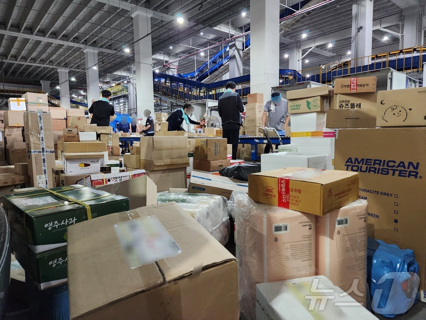 본문 이미지 - 7일 서울 송파구 장지동 서울복합물류단지에서 택배 노동자들이 작업을 하고 있다. 2024.8.7/=뉴스1 이정후 기자