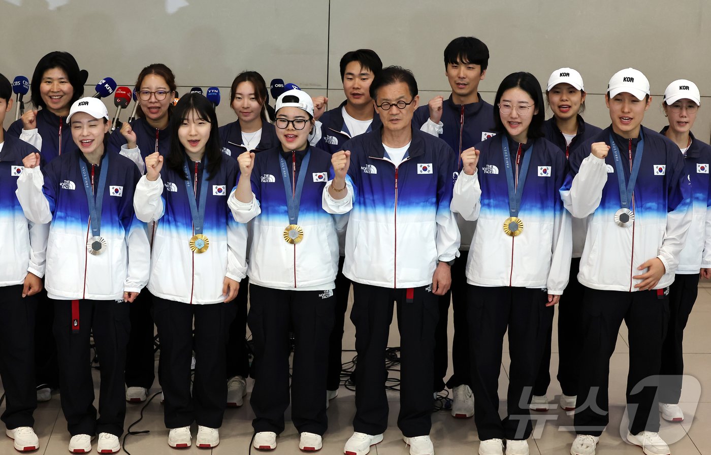 본문 이미지 - 2024 파리 올림픽 사격 국가대표팀이 7일 오후 인천공항을 통해 귀국하며 파이팅을 외치고 있다. 2024.8.7/뉴스1 ⓒ News1 김도우 기자