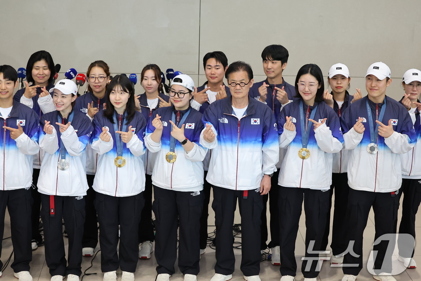 본문 이미지 - 2024 파리 올림픽 사격 국가대표팀&#40;반효진,오예진,양지인,김예지,조영재&#41;이 7일 오후 인천공항을 통해 귀국, 포즈를 취하고 있다. 앞줄 왼쪽 두 번째부터 김예지, 반효진, 오예진, 장갑석 감독, 양지인, 조영재. 2024.8.7/뉴스1 ⓒ News1 김도우 기자