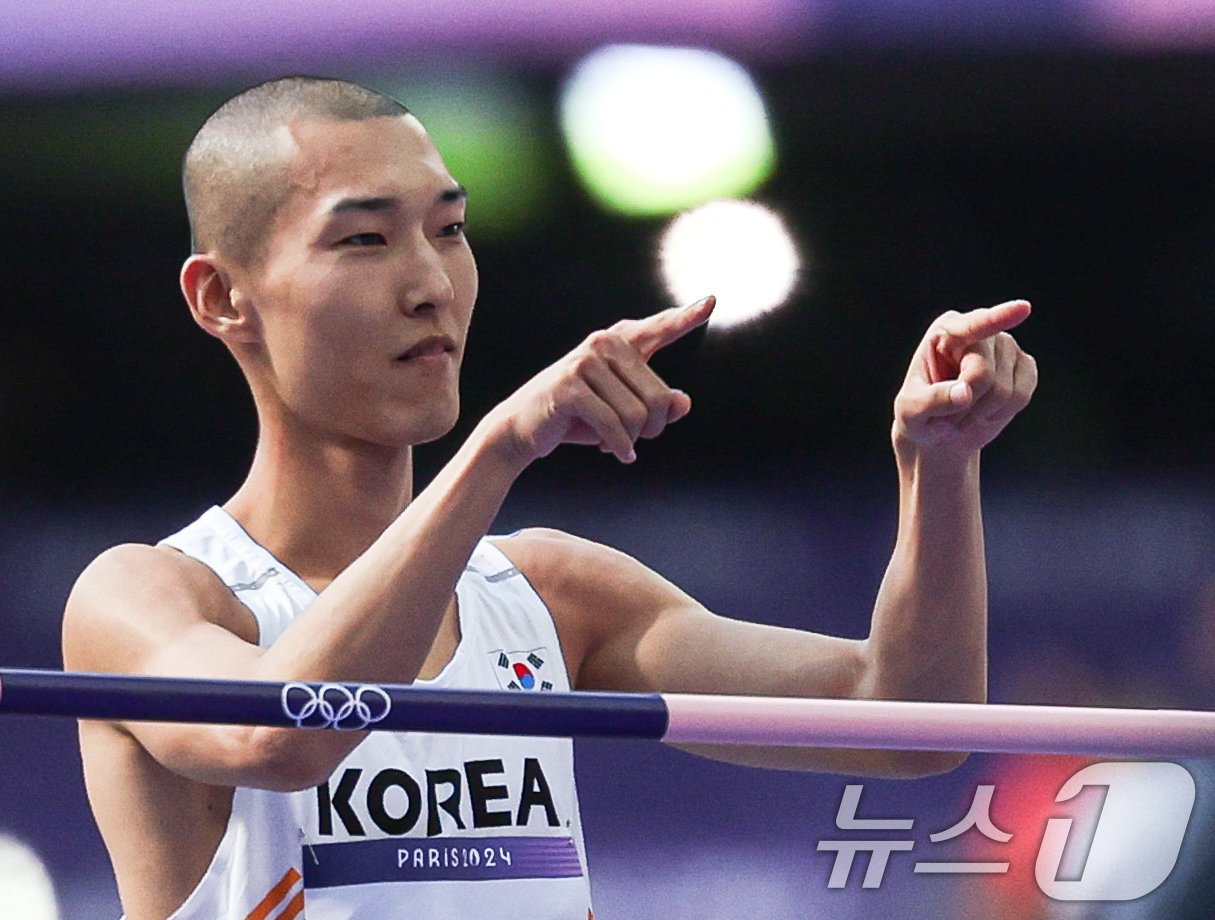 대한민국 대표팀 우상혁이 7일&#40;한국시간&#41; 프랑스 파리 스타드 드 프랑스에서 열린 2024 파리 올림픽 남자 육상 높이뛰기 예선에서 1차 시기에 성공한 후 세리머니를 하고 있다. 2024.8.7/뉴스1 ⓒ News1 이동해 기자