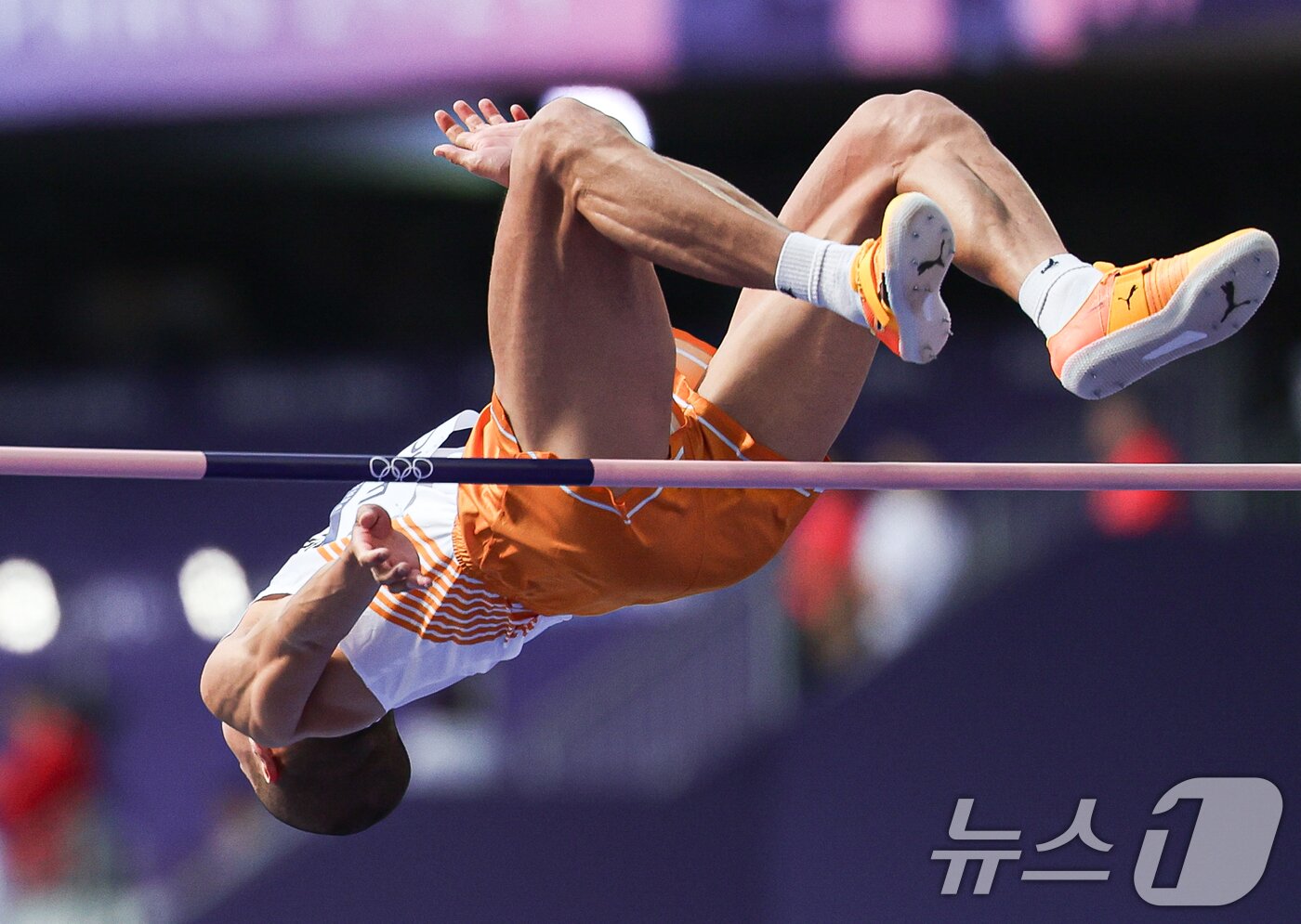 본문 이미지 - 대한민국 대표팀 우상혁이 7일(한국시간) 프랑스 파리 스타드 드 프랑스에서 열린 2024 파리 올림픽 남자 육상 높이뛰기 예선에서 1차 시기를 도전하고 있다. 2024.8.7/뉴스1 ⓒ News1 이동해 기자