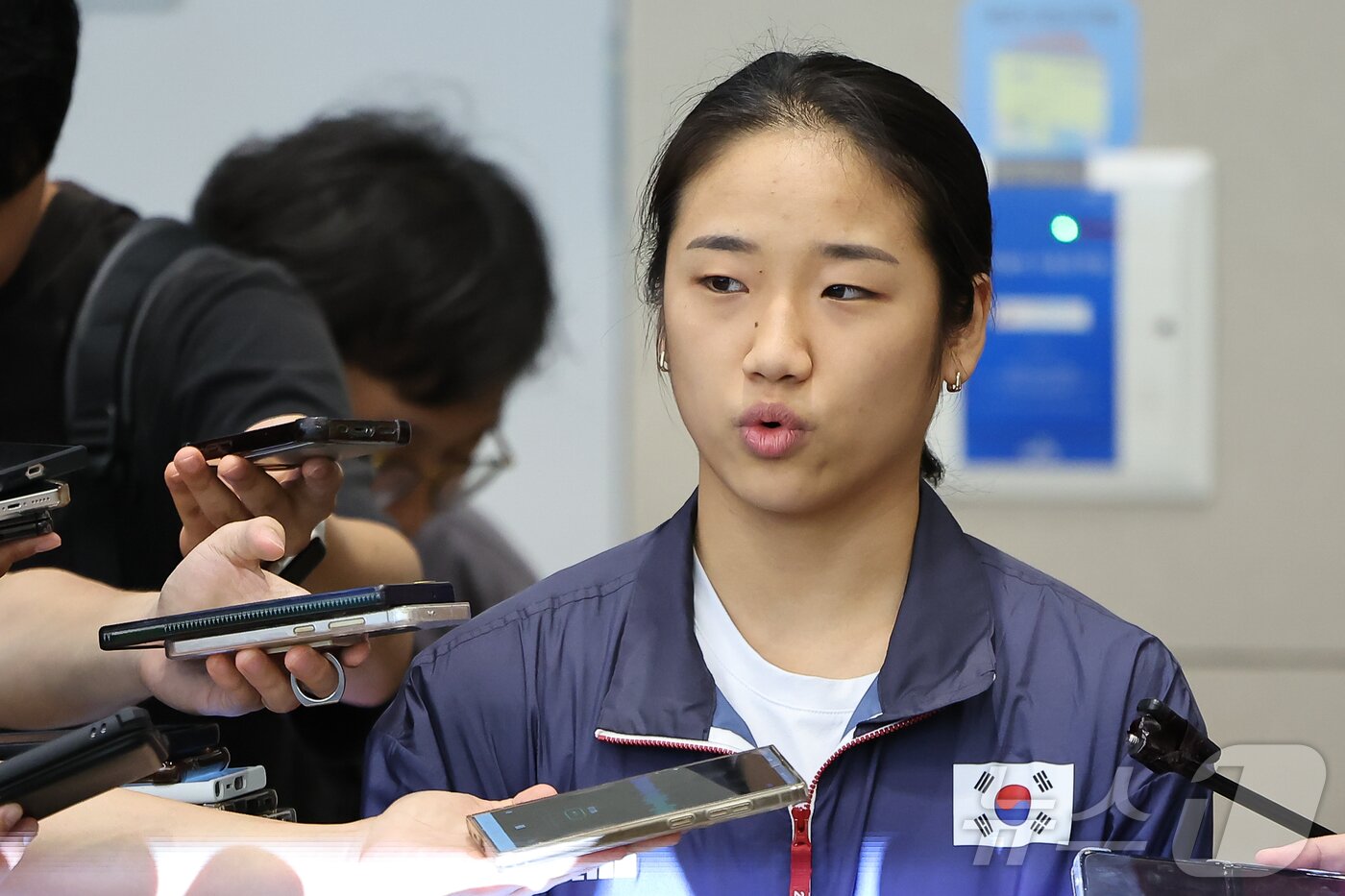 본문 이미지 - 2024 파리 올림픽 배드민턴 여자단식에서 금메달을 획득한 뒤 안세영이 7일 오후 인천공항을 통해 귀국, 취재진과 인터뷰 하고 있다. 안세영은 금메달 획득 후 대한배드민턴협회의 부조리를 지적하며 논란이 되고 있다. 2024.8.7/뉴스1 ⓒ News1 김도우 기자