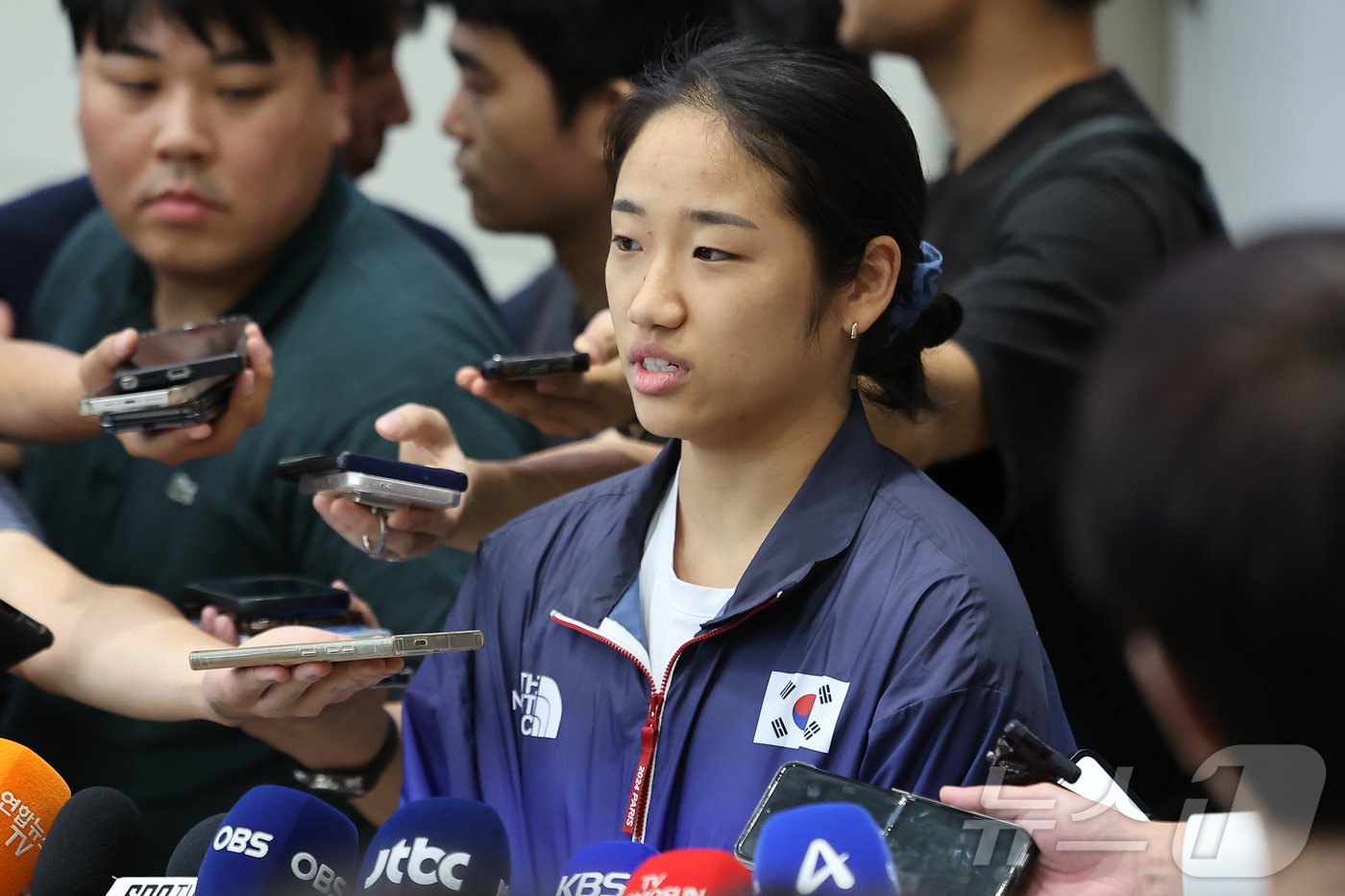 본문 이미지 - 2024 파리 올림픽 배드민턴 여자단식에서 금메달을 획득한 뒤 안세영이 7일 오후 인천공항을 통해 귀국, 취재진과 인터뷰 하고 있다. 안세영은 금메달 획득 후 대한배드민턴협회의 부조리를 지적하며 논란이 되고 있다. 2024.8.7/뉴스1 ⓒ News1 김도우 기자