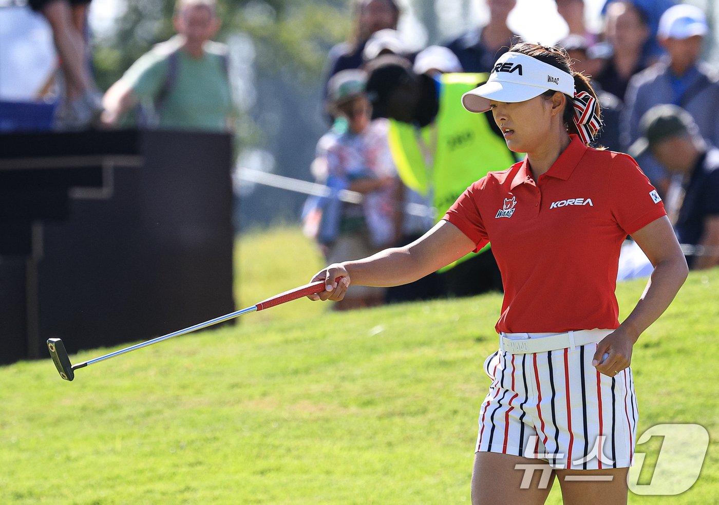 본문 이미지 - 대한민국 골프 대표팀 고진영이 7일 오후(한국시간) 프랑스 기앙쿠르에 위치한 르 골프 내셔널에서 열린 2024 파리올림픽 여자 골프 1라운드 3번홀에서 퍼팅라인을 살펴보고 있다. 2024.8.7/뉴스1 ⓒ News1 박정호 기자
