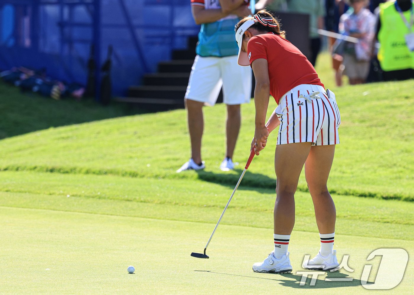 본문 이미지 - 대한민국 골프 대표팀 고진영이 7일 오후(한국시간) 프랑스 기앙쿠르에 위치한 르 골프 내셔널에서 열린 2024 파리올림픽 여자 골프 1라운드 3번홀에서 퍼팅을 시도하고 있다. 2024.8.7/뉴스1 ⓒ News1 박정호 기자