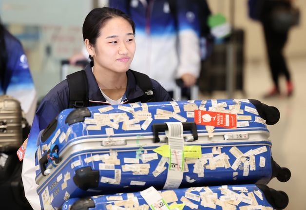 '논란 후 첫 국대' 안세영, 감독·동료와 시간 차 출국…"할 말 없다"