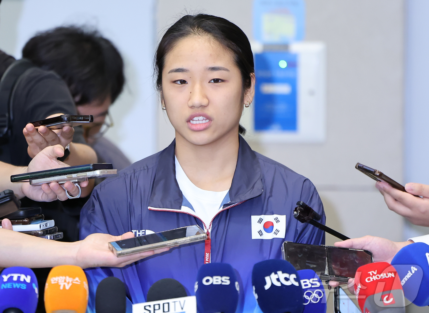 (인천공항=뉴스1) 김도우 기자 = 2024 파리 올림픽 배드민턴 여자단식에서 금메달을 획득한 안세영이 7일 오후 인천공항을 통해 귀국, 취재진과 인터뷰 하고 있다.안세영은 금메달 …