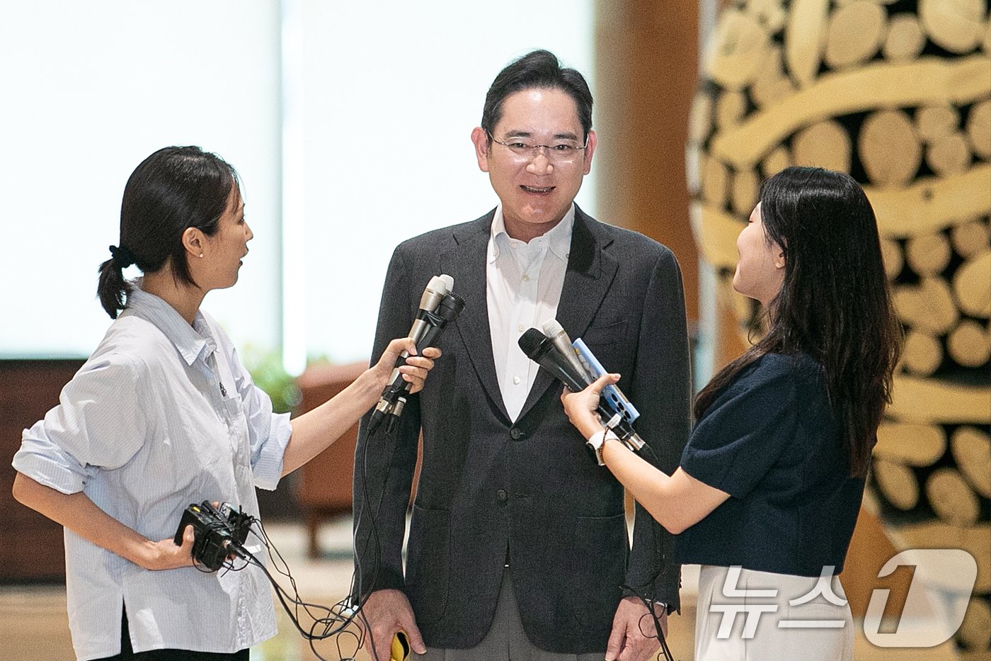 본문 이미지 - 이재용 삼성전자 회장이 파리올림픽 출장을 마치고 7일 오후 김포공항 비즈니스 항공센터를 통해 귀국하고 있다. 2024.8.7/뉴스1 ⓒ News1 이승배 기자