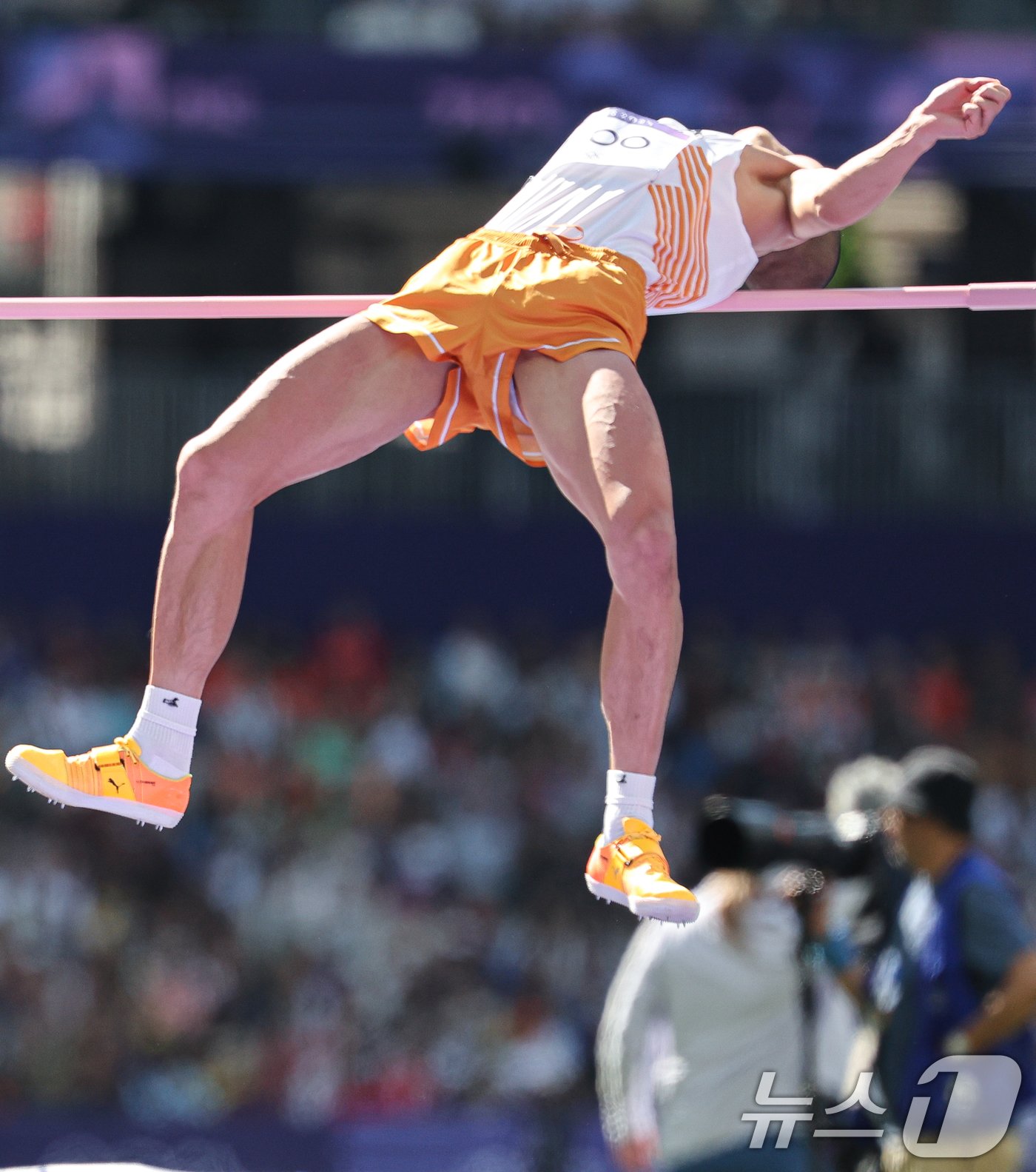 본문 이미지 - 대한민국 대표팀 우상혁이 7일(한국시간) 프랑스 파리 스타드 드 프랑스에서 열린 2024 파리 올림픽 남자 육상 높이뛰기 예선에서 2.24m 1차 시기에 도전하고 있다. 2024.8.7/뉴스1 ⓒ News1 이동해 기자