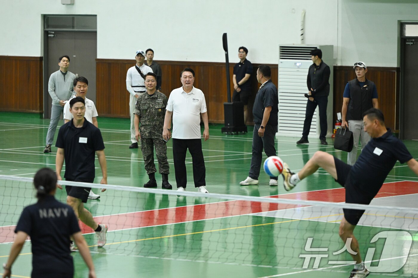 본문 이미지 - 여름휴가 중인 윤석열 대통령이 7일 오후 경남 진해기지사령부 체육관을 찾아 족구하는 장병들을 바라보고 있다. 이날 윤 대통령은 해군 및 해병대 장병들과 농구, 족구 등 다양한 체육 활동을 하며 단합을 다졌다. (대통령실 제공) 2024.8.7/뉴스1 ⓒ News1 박지혜 기자