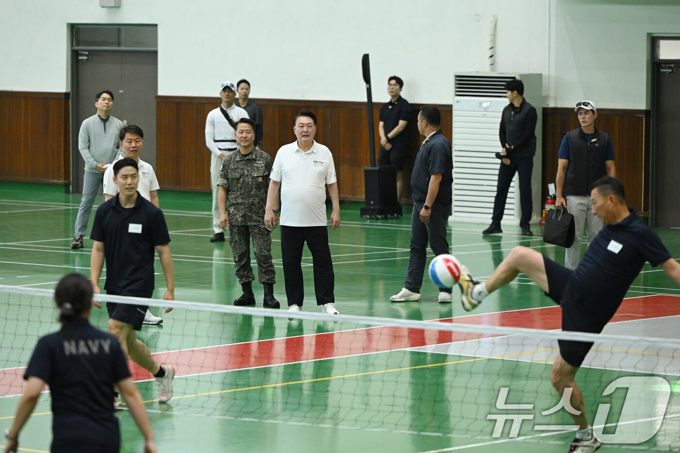 여름휴가 중인 윤석열 대통령이 7일 오후 경남 진해기지사령부 체육관을 찾아 족구하는 장병들을 바라보고 있다. 이날 윤 대통령은 해군 및 해병대 장병들과 농구, 족구 등 다양한 체육 활동을 하며 단합을 다졌다. &#40;대통령실 제공&#41; 2024.8.7/뉴스1 ⓒ News1 박지혜 기자