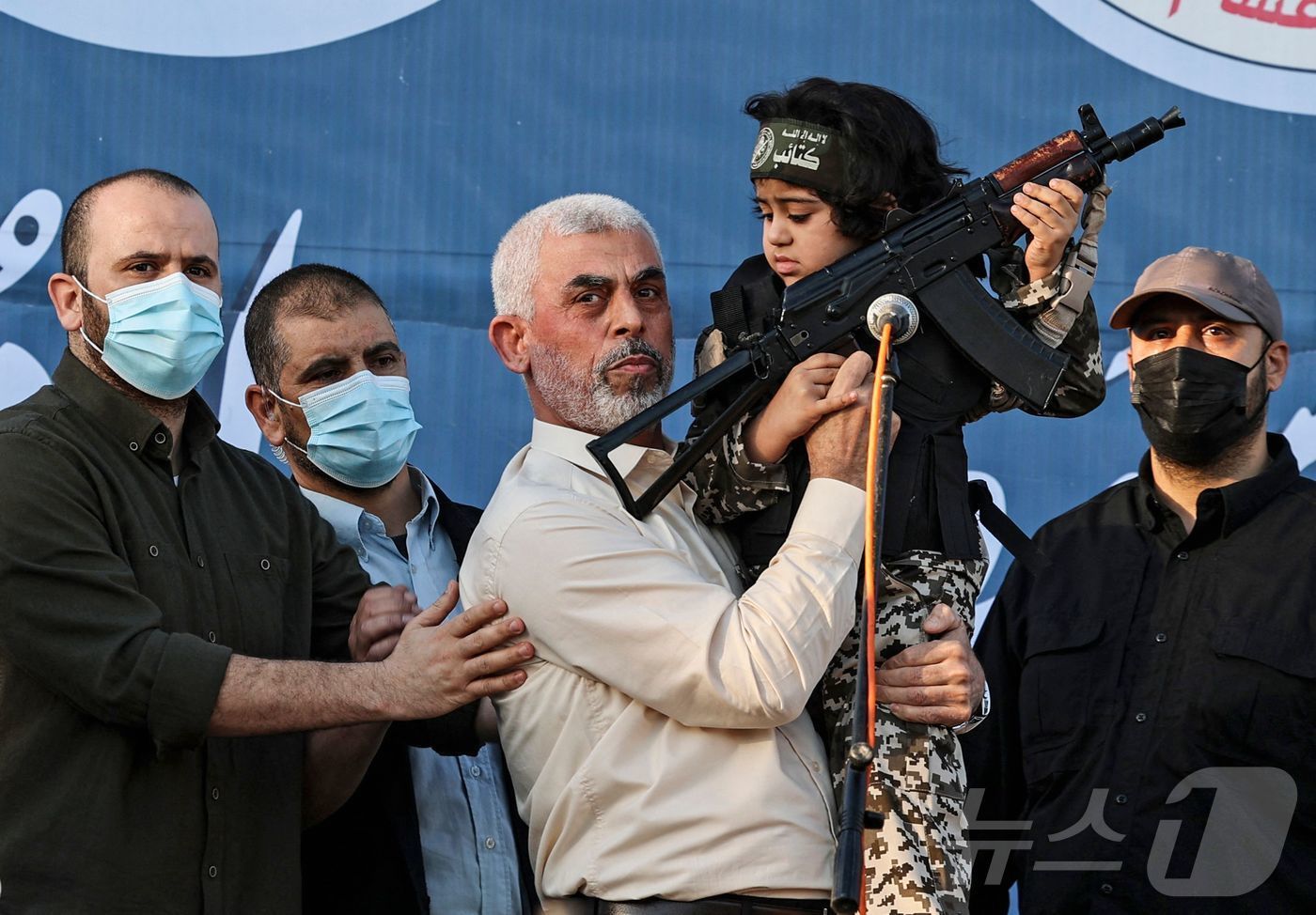 본문 이미지 - 지난 7월 이란 테헤란에서 이스라엘에 암살당한 팔레스타인 무장정파 하마스 최고 지도자 이스마일 하니예의 후임으로 선임된 야히야 신와르. 2024.08.07. ⓒ AFP=뉴스1 ⓒ News1 신은빈 기자