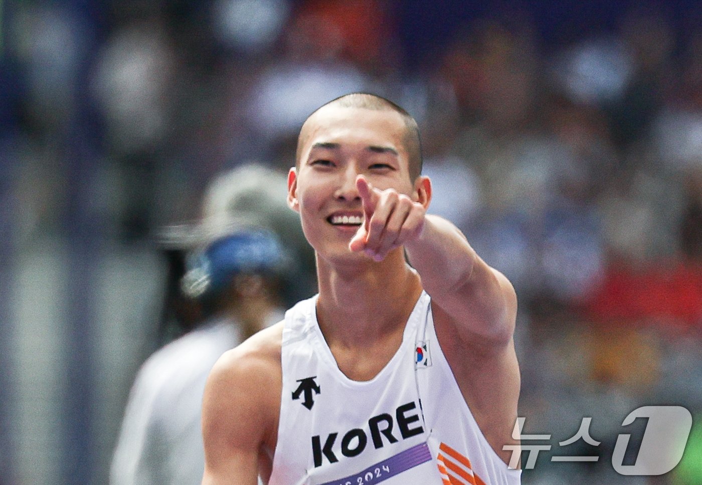 대한민국 대표팀 우상혁이 7일&#40;한국시간&#41; 프랑스 파리 스타드 드 프랑스에서 열린 2024 파리 올림픽 남자 육상 높이뛰기 예선에서 2.27m 2차 시기에 성공한 후 기뻐하고 있다. 이날 경기에서 우상혁은 결승에 진출했다. 2024.8.7/뉴스1 ⓒ News1 이동해 기자