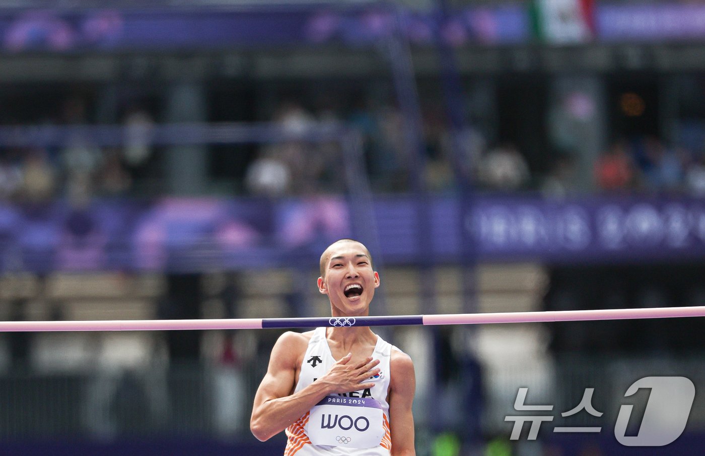 대한민국 대표팀 우상혁이 7일&#40;한국시간&#41; 프랑스 파리 스타드 드 프랑스에서 열린 2024 파리 올림픽 남자 육상 높이뛰기 예선에서 2.27m 2차 시기에 성공한 후 기뻐하고 있다. 이날 경기에서 우상혁은 결승에 진출했다. 2024.8.7/뉴스1 ⓒ News1 이동해 기자