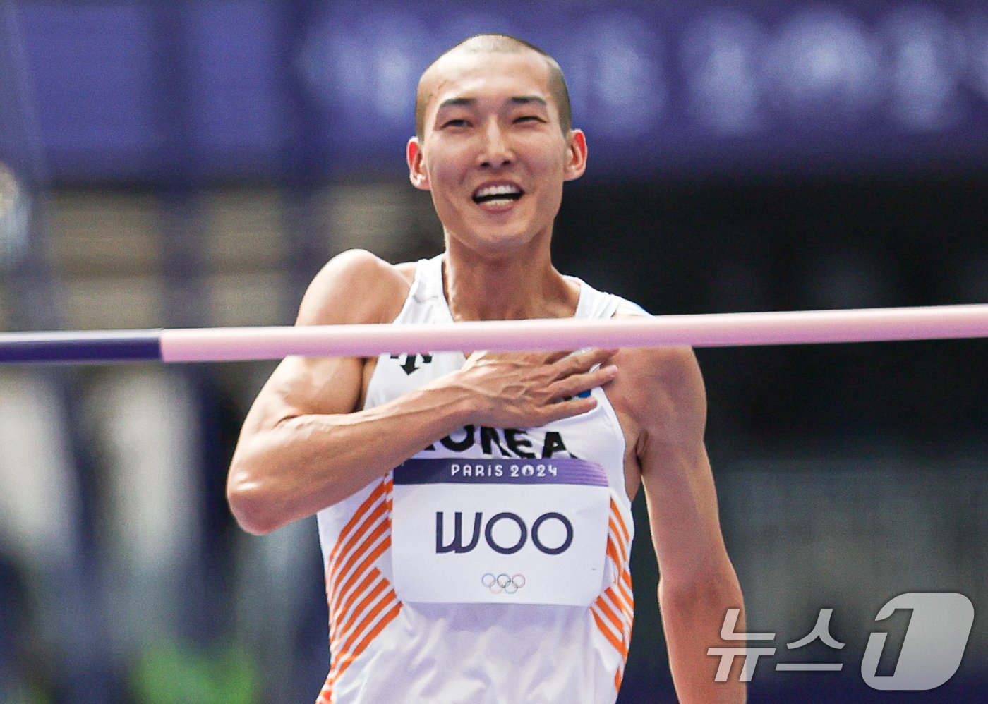 본문 이미지 - 대한민국 대표팀 우상혁이 7일(한국시간) 프랑스 파리 스타드 드 프랑스에서 열린 2024 파리 올림픽 남자 육상 높이뛰기 예선에서 2.27m 2차 시기에 성공한 후 기뻐하고 있다. 이날 경기에서 우상혁은 결승에 진출했다. 2024.8.7/뉴스1 ⓒ News1 이동해 기자