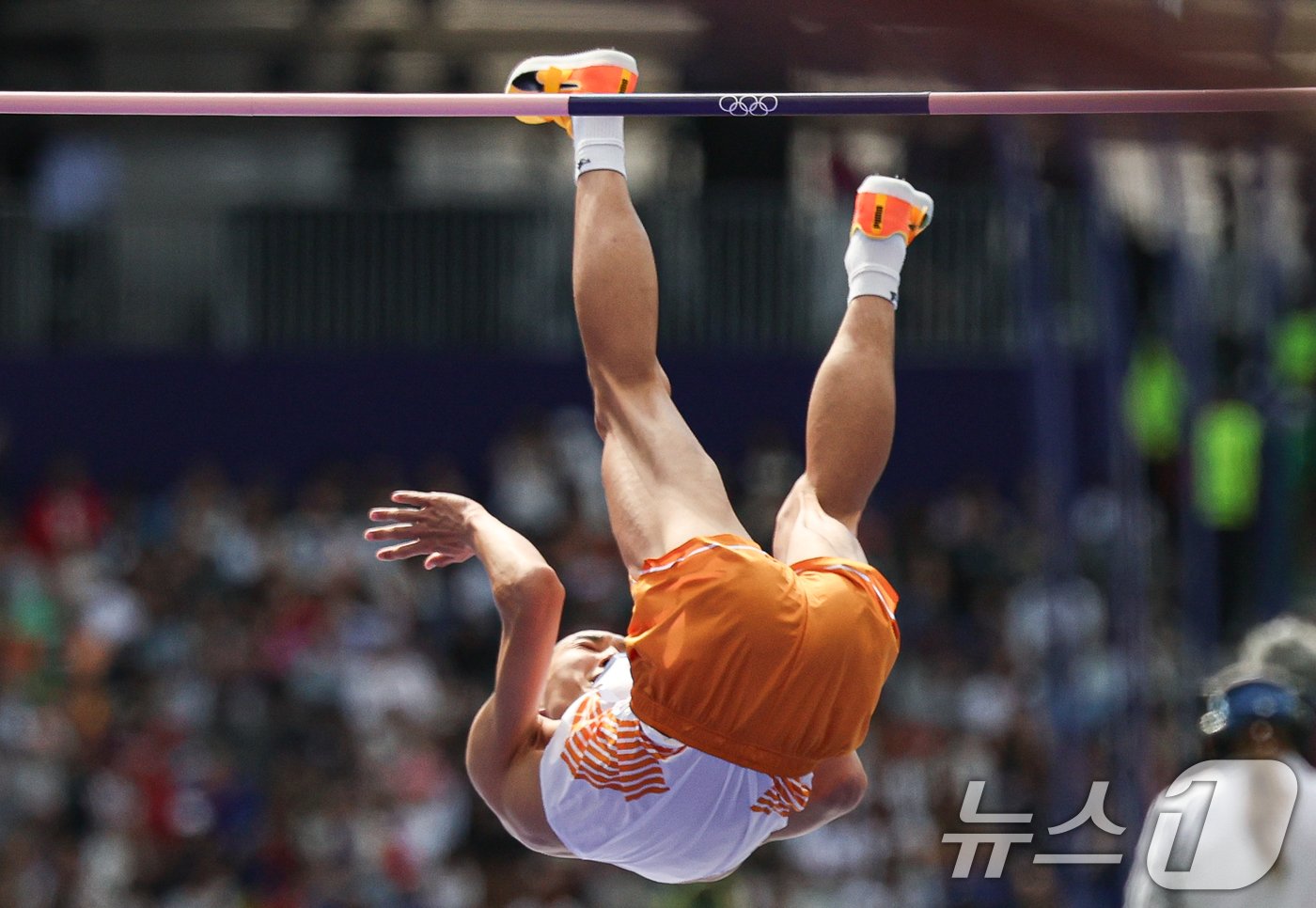 본문 이미지 - 대한민국 대표팀 우상혁이 7일(한국시간) 프랑스 파리 스타드 드 프랑스에서 열린 2024 파리 올림픽 남자 육상 높이뛰기 예선에서 2.27m 2차 시기에 도전하고 있다. 이날 경기에서 우상혁은 결승에 진출했다. 2024.8.7/뉴스1 ⓒ News1 이동해 기자