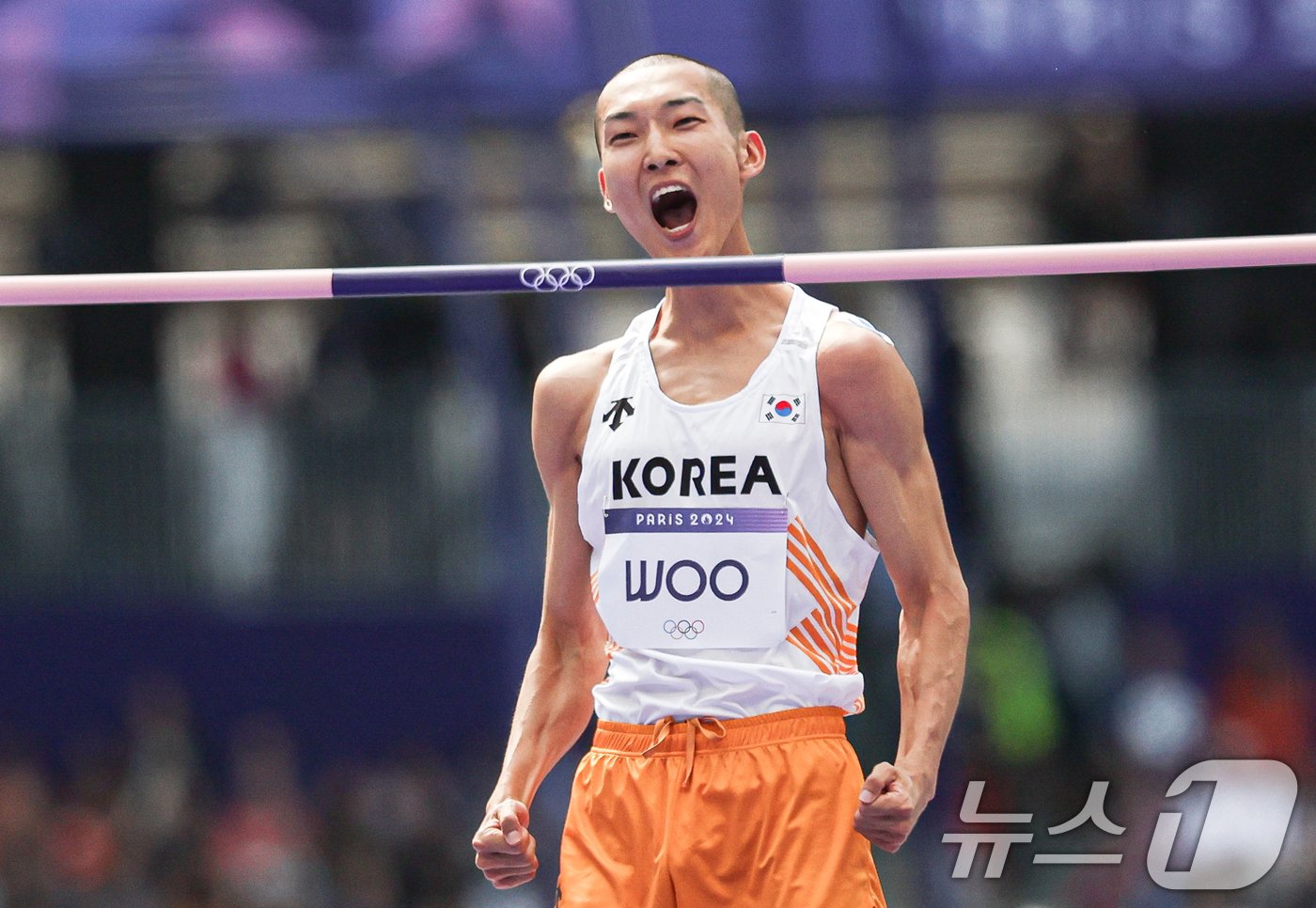 대한민국 대표팀 우상혁이 7일&#40;한국시간&#41; 프랑스 파리 스타드 드 프랑스에서 열린 2024 파리 올림픽 남자 육상 높이뛰기 예선에서 2.27m 2차 시기에 성공한 후 기뻐하고 있다. 이날 경기에서 우상혁은 결승에 진출했다. 2024.8.7/뉴스1 ⓒ News1 이동해 기자